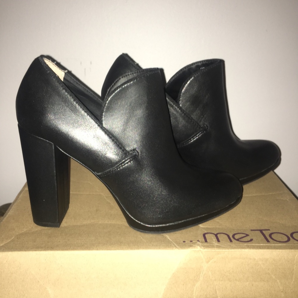 Me Too size 7 black booties